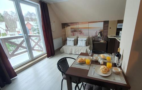 una habitación con una mesa con platos de comida. en Nadmorski Apartament Rodzinny en Żarnowska