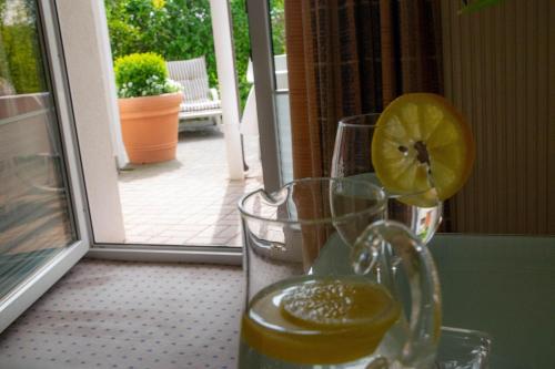 un verre avec une tranche de citron au-dessus dans l'établissement Haus am Steinberg, à Bad Driburg