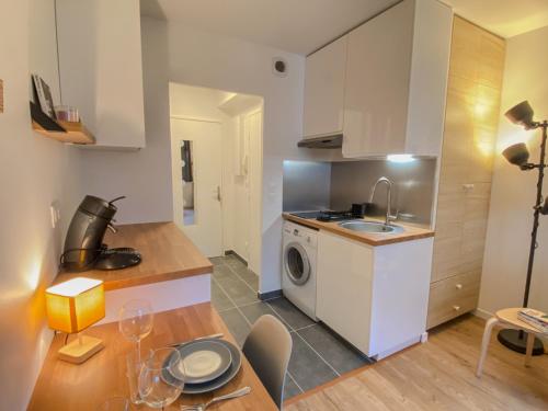 a kitchen with a sink and a washing machine at Studio Confort Centre-Ville - Paris et Disney in Noisy-le-Grand