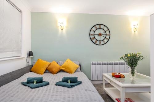 una camera da letto con un letto con cuscini gialli e blu di 20pct OFF LONG STAYS CONTRACTORS Welcome Chantry close stay a Peterborough