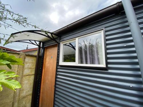 une porte coulissante du garage avec une fenêtre. dans l'établissement Lepihue III, à Puerto Montt