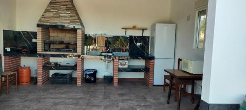 a kitchen with a stove and a refrigerator at Casa rural con piscina climatizada y barbacoa a 10 km de Alicante y playas, 3000 m2 de terreno in Elche