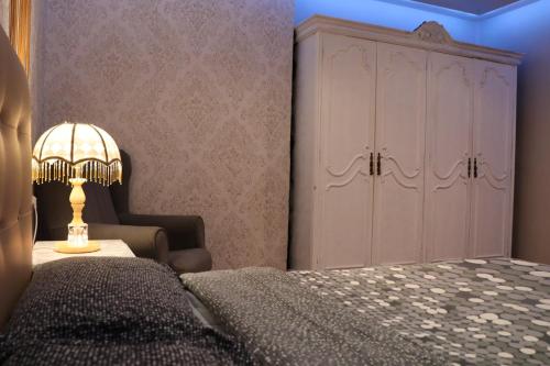 a bedroom with a bed with a lamp and a dresser at Habitación matrimonial cómoda Av Santa Ana 25 3d in Tudela