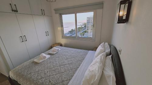 リマソールにあるSTAY Sky Apartmentのベッドルーム(ベッド1台、窓付)