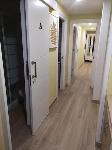 an empty hallway with a door in a building at Hostal Mari en La Laguna, alquiler habitación privada en hostal, 6 habitaciones cerca de la universidad y aeropuerto Norte, 3 baños compartidos in La Laguna