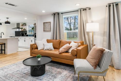 Кухня или мини-кухня в Cozy Home in Downtown McKinney with Backyard
