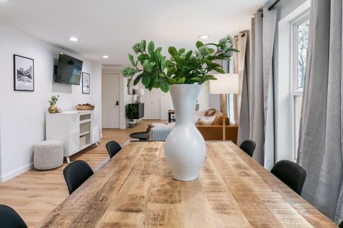 Телевизор и/или развлекательный центр в Cozy Home in Downtown McKinney with Backyard