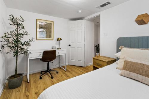 Кровать или кровати в номере Cozy Home in Downtown McKinney with Backyard