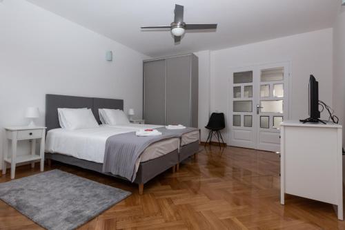 une chambre avec un lit et une télévision à écran plat dans l'établissement Centrum 3, à Belgrade