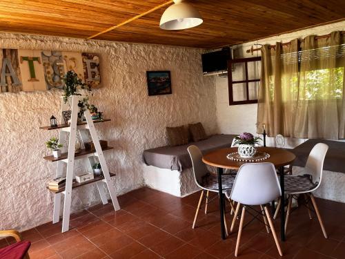 a room with a bed and a table and chairs at Recodo de mar in Aguas Dulces