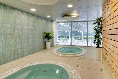 a bathroom with a jacuzzi tub in a room at Studio Confort Centre-Ville - Paris et Disney in Noisy-le-Grand
