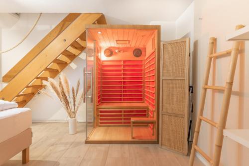 Cette chambre est dotée d'un escalier avec une porte rouge. dans l'établissement Seeblick-Oase IStayUnixI Seenähe-Sauna-Balkon-Netflix-Parkplatz, à Öhningen