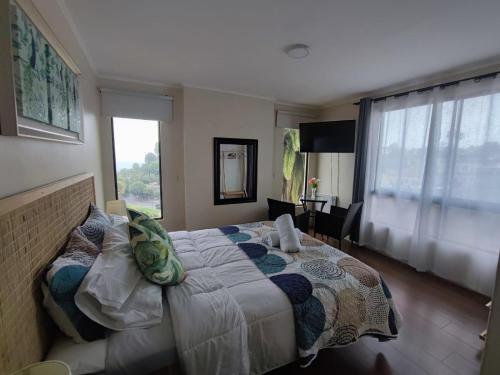 Un dormitorio con una cama grande y una ventana en Hotel 251, en Viña del Mar