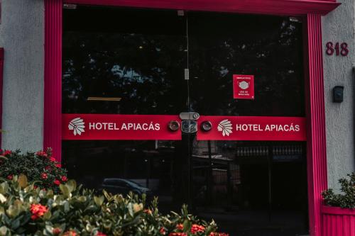 a red sign on the front of a building at Hotel Apiacas in Ribeirão Preto