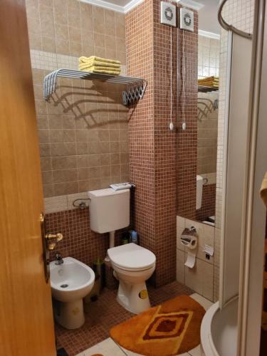 uma pequena casa de banho com WC e lavatório em Eko FIS Snowscape 601 em Šišava