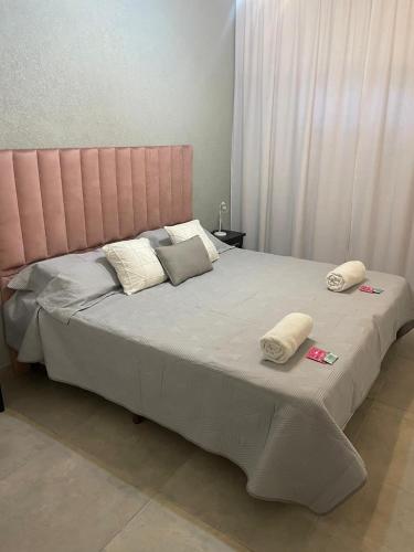 1 cama grande con 2 almohadas encima en HOTEL SOLEADO MH en Monte Hermoso
