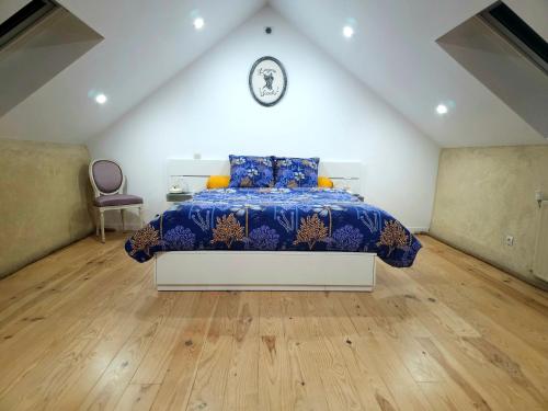 タンテニアックにあるCharme & Caractères de Campagneのベッドルーム1室(ベッド1台、壁掛け時計付)