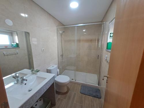 的住宿－Casinha da Glória，带淋浴、卫生间和盥洗盆的浴室