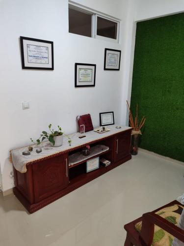 a room with a desk and a green screen at Apartamentos Nuevo Amanecer in Río San Juan