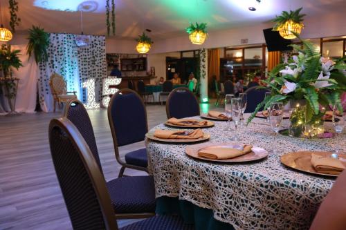 a dining room with a table with plates of food at Hotel Partenon Beach in La Ceiba