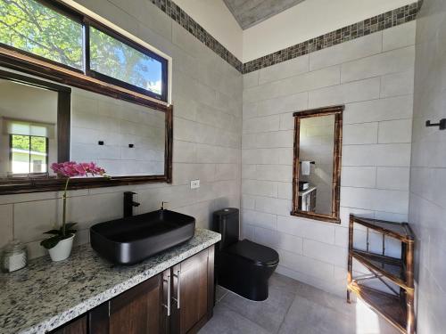 a bathroom with a black sink and a mirror at CASITAS SELVARA in Platanillo