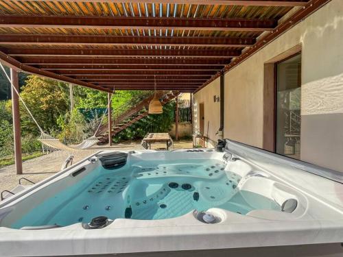 Dépendance du château avec jacuzzi privé