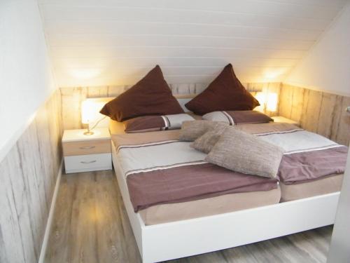- 2 lits dans une chambre avec 2 tables de chevet dans l'établissement Ferienwohnung Seeblick - b47745, à Neuharlingersiel