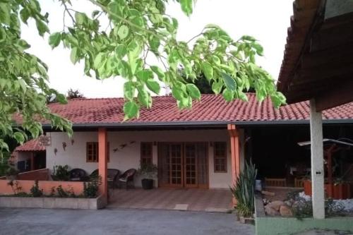 uma casa com um telhado vermelho em Chacara muito bonita região de Limeira - Sp em Limeira