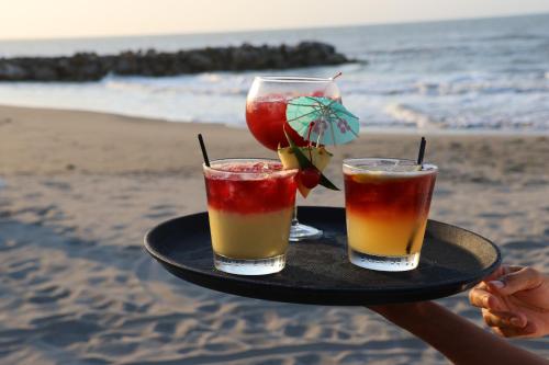 two drinks on a tray on the beach at Hotel Partenon Beach in La Ceiba
