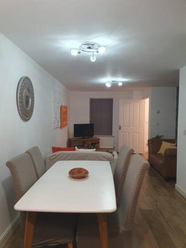 a living room with a white table and chairs at Home near Rugby Station for contractors and Work Commuters, 5 bedroom, Free Parking & Garden in Newbold on Avon