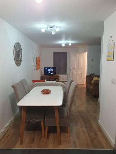 a living room with a white table and chairs at Home near Rugby Station for contractors and Work Commuters, 5 bedroom, Free Parking & Garden in Newbold on Avon