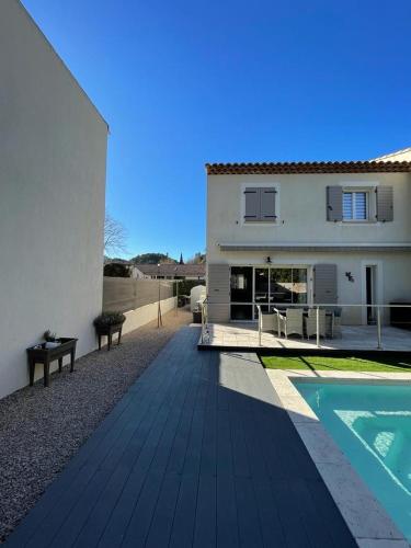 une maison avec piscine à côté d'une maison dans l'établissement Villa Clelini, à Méounes-lès-Montrieux