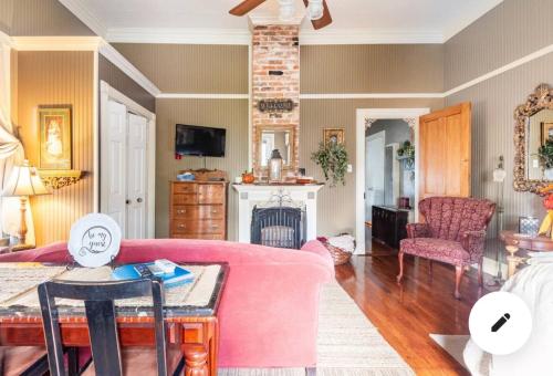 The Guest Room – Photos 4