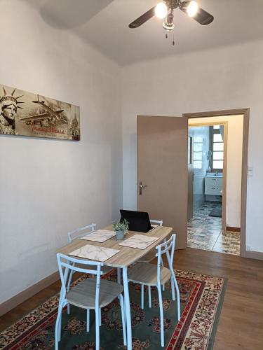une salle à manger avec une table et des chaises dans l'établissement Spacious Luxury 2 bed appartment, à Carcassonne