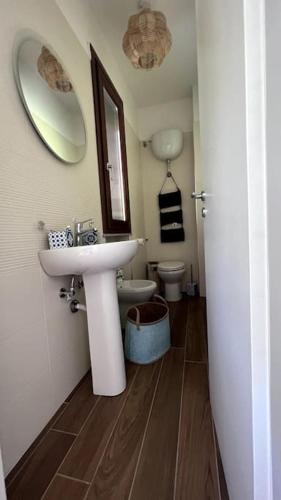 a bathroom with a sink and a toilet at Villetta a pochi passi dal mare e dal centro Marina di Ascea in Marina di Ascea
