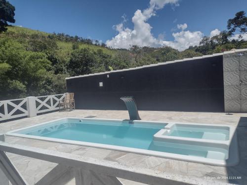 eine Badewanne auf einer Terrasse in der Unterkunft Chalé Vale Sereno Classic in Camanducaia