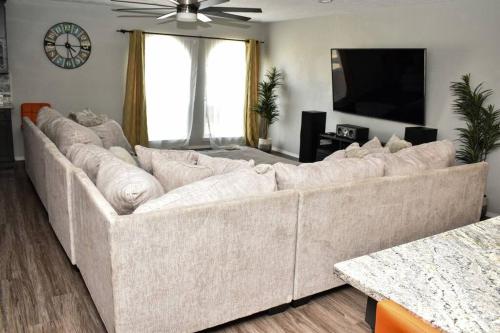 - un grand canapé blanc dans le salon avec une télévision dans l'établissement Relaxing 4 Bedroom with Pool and Hot Tub, à Albuquerque