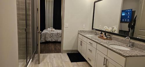 ein Badezimmer mit zwei Waschbecken und einer Glasdusche in der Unterkunft Luxury 2br Apartment (Buckhead) in Atlanta
