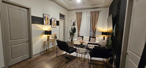 Televisyen dan/atau pusat hiburan di Luxury 2br Apartment (Buckhead)