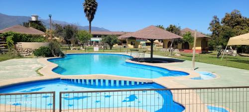 una gran piscina con una valla alrededor en Habitaciones Tahiken, en Olmué