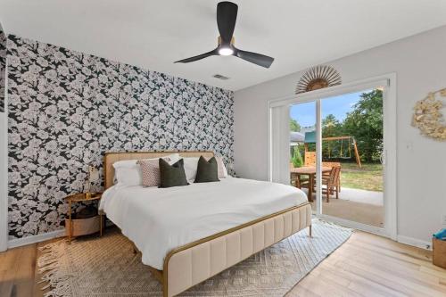 a bedroom with a bed and a ceiling fan at The Luxe/HotTub/Playground/12min KHP/30min Ark in Georgetown