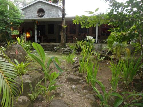 Un jardín fuera de Citrus Creek Plantation