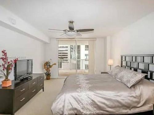 マイアミにあるAmelie Brickell modern Condo with Pool & Balcony & Gym & Free Parking & Bayview # Walk to Everythingのベッドと天井扇風機のある寝室