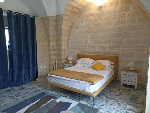 ターラントにあるle stanze di Eurialoの石壁のベッドルーム1室(ベッド1台付)