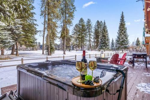 a hot tub with two glasses of wine at Ponderosa in McCall