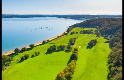 una vista aérea de un campo de golf junto a un lago en Villa les Agapanthes en Carantec