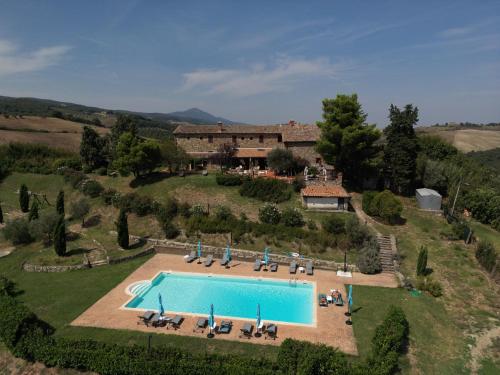 AlleronaCountry House La Collina di Bargiano - Casa Raffaella的带泳池的别墅的鸟瞰图