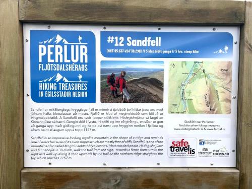 a sign for the peru hiking trails in zermatt region at Stora Sandfell Rooms and Cottages in Stóra-Sandfell