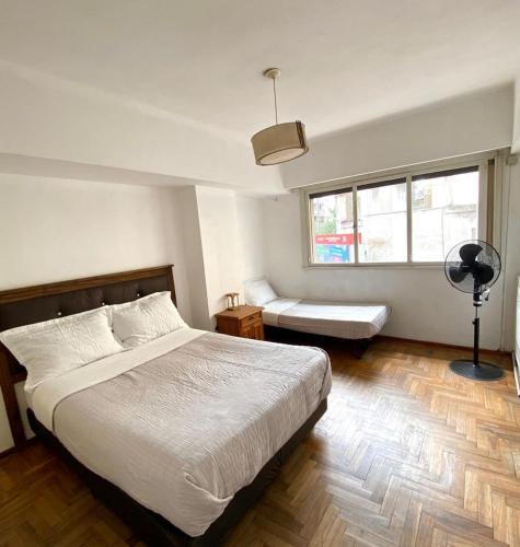 a bedroom with a bed and a desk and a window at HERMOSO DEPARTAMENTO CENTRICO (1) in Cordoba