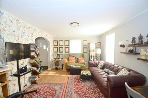 TV a/nebo společenská místnost v ubytování El Refugio - Pet Friendly, Grill, Wifi, Zen Garden, Downtown Location, Fire Pit